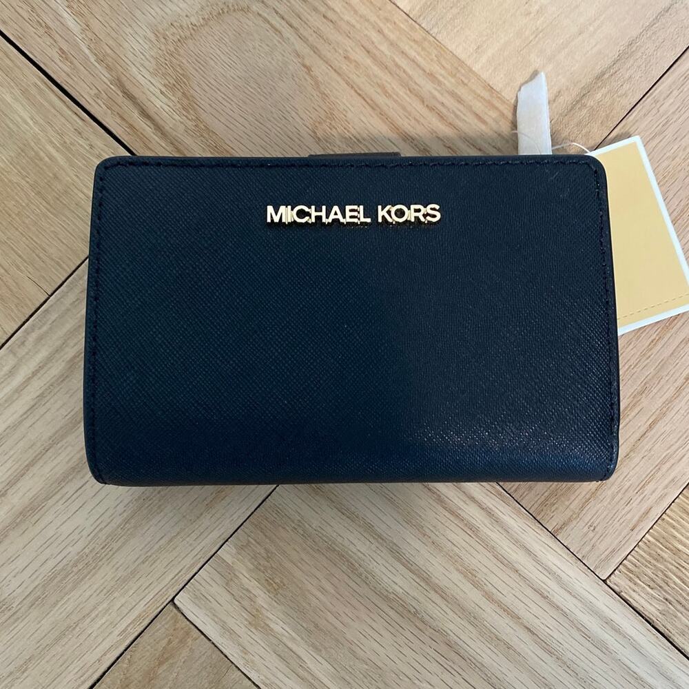 NWT Michael Kors Jet Set Travel Leather Bifold Wallet $178
